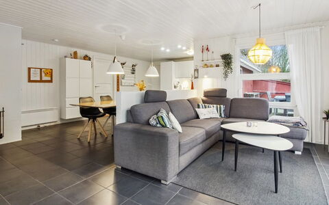 Tora - 3Km from the Sea: Meubilair, Interieur Ontwerp, Flooring, Bankstel, Hout, Plafond, Woonkamer, Verdieping, Huis, Verlichting