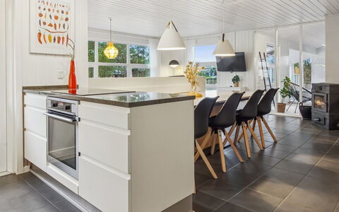 Tora - 3Km from the Sea: Flooring, Interieur Ontwerp, Meubilair, Keuken, Hout, Verdieping, Plafond, Countertop, Houten Vloer, Cabinetry