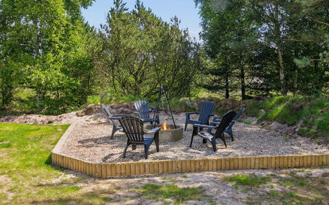 Tora - 3Km from the Sea: Struik, Tuin, Groundcover, Buitenmeubels, Landscaping, Backyard, Hardwood, Schaduw, Plank, Gang