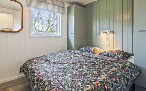 Tora - 3Km from the Sea: Hout, Slaapkamer, Interieur Ontwerp, Flooring, Plafond, Verdieping, Bed, Meubilair, Laken, Bedding