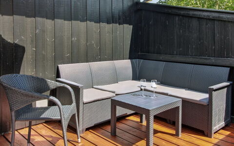 Tora - 3Km from the Sea: Hout, Buitenmeubels, Buitentafel, Hardwood, Dek, Beits, Patio, Tuin, Natuurlijk Materiaal, Plank