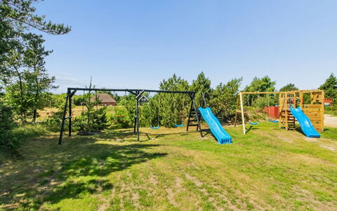 Tora - 3Km from the Sea: Blauw, Dia Van De Speelplaats, Schaduw, Speeltoestel, Tuin, Gazon, Park, Speelplaats, Landscaping, Chute