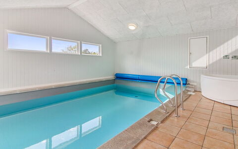 Tora - 3Km from the Sea: Flooring, Verdieping, Plafond, Samengesteld Materiaal, Zwembad, Beits, Hardwood, Ontwerp, Houten Vloer, Tegel
