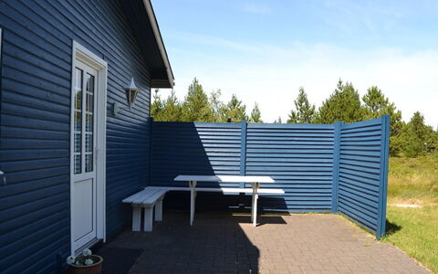 Redward - 1Km from the Sea: Blauw, Siding, Schaduw, Buitenmeubels, Backyard, Werf, Hardwood, Plank, Gazon, Ontwerp