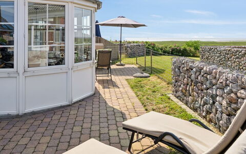 Langsom - 100M from the Sea: Meubilair, Buitenmeubels, Stoel, Buitentafel, Schaduw, Patio, Outdoor Structuur, Werf, Balkon, Koffietafel