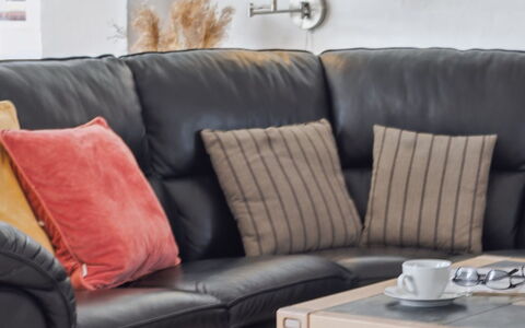 Langsom - 100M from the Sea: Meubilair, Bankstel, Woonkamer, Interieur Ontwerp, Comfort, Kussen, Kussen Gooien, Leer, Hoofdkussen