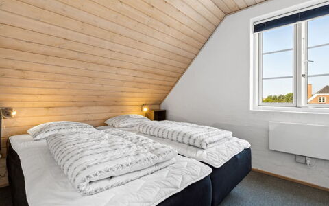 Langsom - 100M from the Sea: Hout, Slaapkamer, Hardwood, Daylighting, Bed, Bedding, Beits, Bed Frame, Zolder, Plank