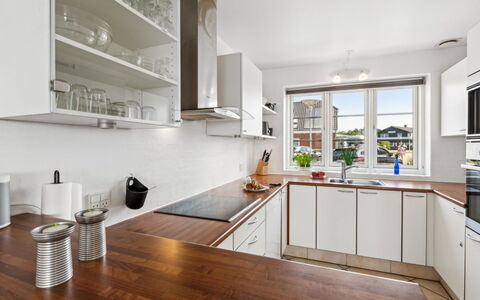 Langsom - 100M from the Sea: Keuken, Countertop, Toestel Van De Keuken, Cabinetry, Interieur Ontwerp, Meubilair, Flooring, Major Appliance, Hout, Huishoudapparatuur