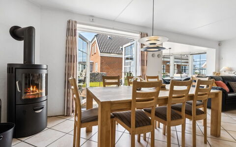Langsom - 100M from the Sea: Meubilair, Interieur Ontwerp, Flooring, Hout, Verdieping, Tafel, Keuken En Eettafel, Plafond, Stoel, Eetkamer