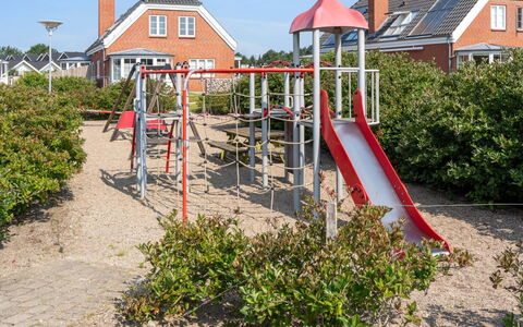 Langsom - 100M from the Sea: Speeltoestel, Openbare Ruimte, Dia Van De Speelplaats, Recreatie, Menselijke Nederzetting, Chute, Speelplaats, Vrije Tijd, Tuin, Landscaping