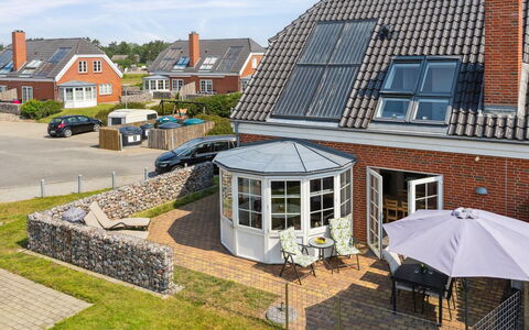Langsom - 100M from the Sea: Dak, Huis, Deur, Meubilair, Buitenmeubels, Stoel, Verblijf, Landgoed, Patio, Tuin