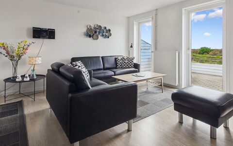 Femja - 2.3Km from the Sea: Interieur Ontwerp, Flooring, Meubilair, Verdieping, Hout, Bankstel, Plafond, Woonkamer, Kamer, Appartement