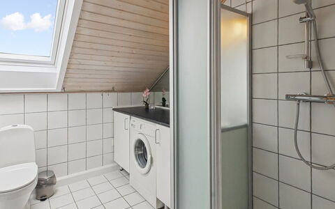 Femja - 2.3Km from the Sea: Flooring, Verdieping, Loodgieterswerkinrichting, Interieur Ontwerp, Plafond, Badkamer, Loodgieter, Kamer, Kraan, Wastafel