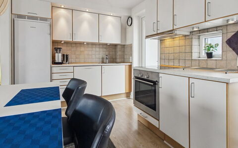 Femja - 2.3Km from the Sea: Flooring, Keuken, Toestel Van De Keuken, Interieur Ontwerp, Verdieping, Major Appliance, Hout, Countertop, Plafond, Meubilair