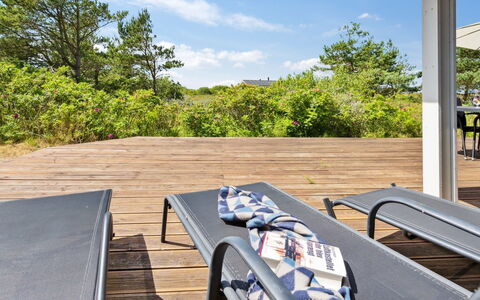 Athalia - 2.4Km from the Sea: Gebouw, Huis, Venster, Huis, Dak, Woongebied, Struik, Verblijf, Land Lot