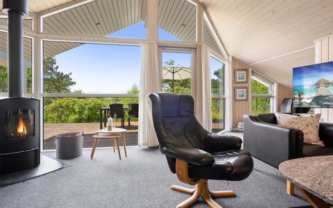 Athalia - 2.4Km from the Sea: Gebouw, Huis, Venster, Huis, Dak, Woongebied, Struik, Verblijf, Land Lot