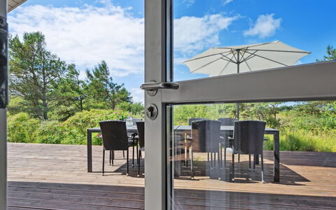 Athalia - 2.4Km from the Sea: Gebouw, Huis, Venster, Huis, Dak, Woongebied, Struik, Verblijf, Land Lot