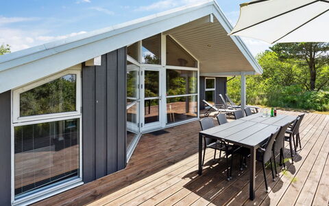 Athalia - 2.4Km from the Sea: Gebouw, Huis, Venster, Huis, Dak, Woongebied, Struik, Verblijf, Land Lot