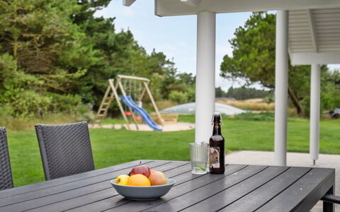 Krum - 4.5Km from the Sea: Struik, Stedelijk Ontwerp, Groundcover, Steen, Appartement, Landgoed, Metselwerk, Balkon, Landscaping