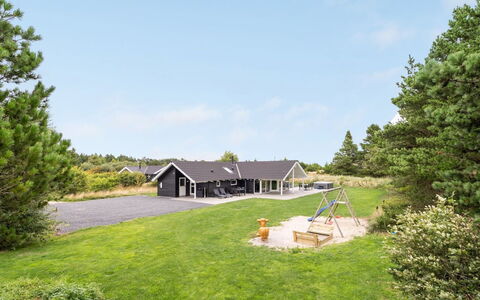 Krum - 4.5Km from the Sea: Struik, Stedelijk Ontwerp, Groundcover, Steen, Appartement, Landgoed, Metselwerk, Balkon, Landscaping