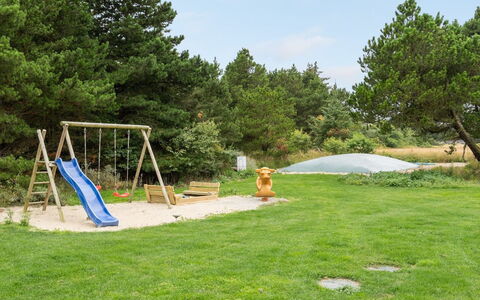 Krum - 4.5Km from the Sea: Struik, Stedelijk Ontwerp, Groundcover, Steen, Appartement, Landgoed, Metselwerk, Balkon, Landscaping