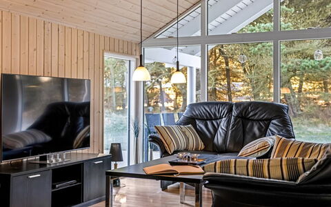 Krum - 4.5Km from the Sea: Struik, Stedelijk Ontwerp, Groundcover, Steen, Appartement, Landgoed, Metselwerk, Balkon, Landscaping