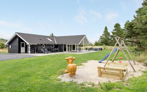 Krum - 4.5Km from the Sea: Struik, Stedelijk Ontwerp, Groundcover, Steen, Appartement, Landgoed, Metselwerk, Balkon, Landscaping