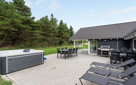 Krum - 4.5Km from the Sea: Struik, Stedelijk Ontwerp, Groundcover, Steen, Appartement, Landgoed, Metselwerk, Balkon, Landscaping