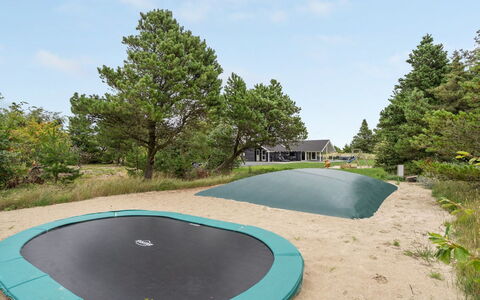 Krum - 4.5Km from the Sea: Struik, Stedelijk Ontwerp, Groundcover, Steen, Appartement, Landgoed, Metselwerk, Balkon, Landscaping