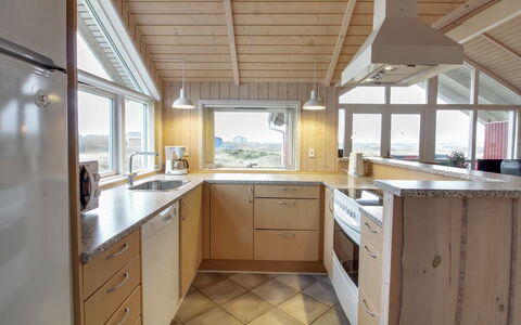 Oivi - 430M from the Sea: Hout, Flooring, Interieur Ontwerp, Keuken, Plafond, Countertop, Verdieping, Cabinetry, Meubilair, Wastafel