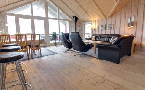 Oivi - 430M from the Sea: Hout, Houten Vloer, Plafond, Meubilair, Flooring, Verdieping, Interieur Ontwerp, Laminaatvloer, Woonkamer, Hardwood