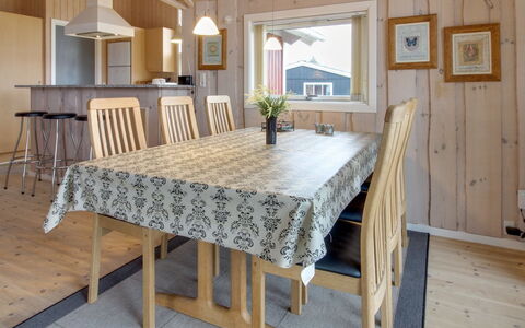 Oivi - 430M from the Sea: Hout, Flooring, Interieur Ontwerp, Verdieping, Meubilair, Plafond, Keuken En Eettafel, Houten Vloer, Kamer, Eetkamer
