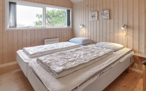 Oivi - 430M from the Sea: Slaapkamer, Hout, Bed, Laken, Bedding, Interieur Ontwerp, Plafond, Verdieping, Flooring, Bed Frame