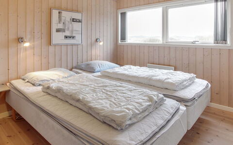 Oivi - 430M from the Sea: Slaapkamer, Hout, Laken, Bed, Bedding, Bed Frame, Plafond, Linens, Freezing, Ijskap