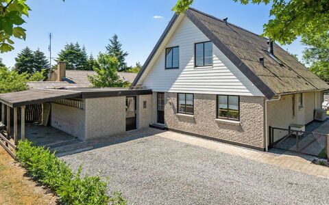 Marka - 2.5Km from the Sea: Gebouw, Dak, Huis, Huis, Woongebied, Verblijf, Siding, Landgoed, Deur, Boerderij