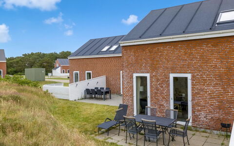 Reija - 2.3Km from the Sea: Hout, Flooring, Meubilair, Wastafel, Interieur Ontwerp, Verdieping, Major Appliance, Countertop, Loodgieterswerkinrichting, Keuken