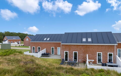 Reija - 2.3Km from the Sea: Hout, Flooring, Meubilair, Wastafel, Interieur Ontwerp, Verdieping, Major Appliance, Countertop, Loodgieterswerkinrichting, Keuken