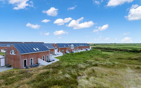 Reija - 2.3Km from the Sea: Architectuur, Dak, Huis, Samengesteld Materiaal, Daylighting, Siding, Oprit
