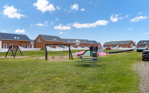 Reija - 2.3Km from the Sea: Architectuur, Dak, Huis, Samengesteld Materiaal, Daylighting, Siding, Oprit