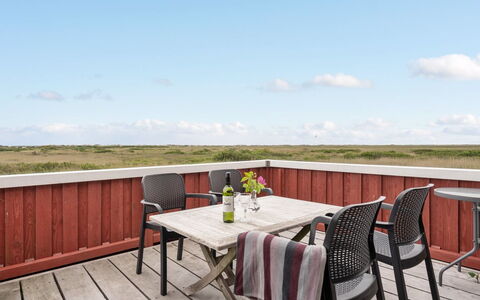 Sybilla - 700M from the Sea: Meubilair, Hout, Tafel, Verdieping, Stoel, Flooring, Beits, Hardwood, Houten Vloer, Keuken En Eettafel