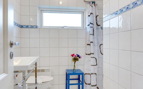 Sybilla - 700M from the Sea: Blauw, Flooring, Loodgieterswerkinrichting, Interieur Ontwerp, Verdieping, Badkamer, Tegel, Loodgieter, Samengesteld Materiaal, Kamer