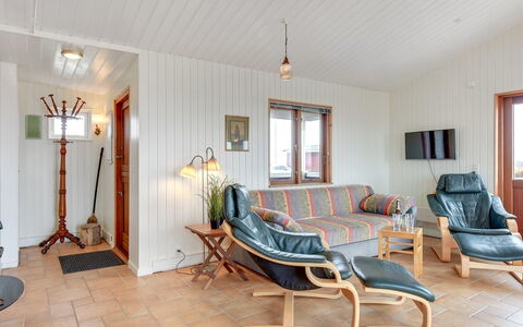 Sybilla - 700M from the Sea: Meubilair, Flooring, Hout, Interieur Ontwerp, Verdieping, Plafond, Houten Vloer, Kamer, Verlichting, Woonkamer