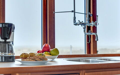 Sybilla - 700M from the Sea: Glas, Keuken, Serveware, Beits, Kamerplant, Countertop, Vernis, Kraan, Toestel Van De Keuken