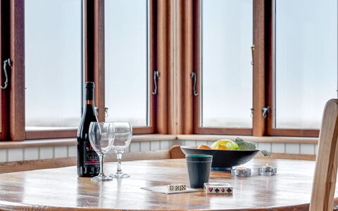 Sybilla - 700M from the Sea: Hout, Interieur Ontwerp, Glas, Beits, Vernis, Hardwood, Eetkamer, Serveware, Daylighting, Keuken En Eettafel
