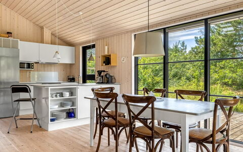 Turkka - 3.8Km from the Sea: Meubilair, Interieur Ontwerp, Hout, Flooring, Plafond, Keuken, Keuken En Eettafel, Countertop, Stoel, Tafel