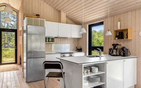 Turkka - 3.8Km from the Sea: Keuken, Toestel Van De Keuken, Hout, Countertop, Interieur Ontwerp, Flooring, Meubilair, Verdieping, Plafond, Keuken En Eettafel