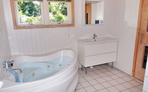 Sena - 250M from the Sea: Hout, Huis, Verblijf, Huis, Dak, Landelijk Gebied, Siding, Blokhut, Garden Gebouwen, Hardwood