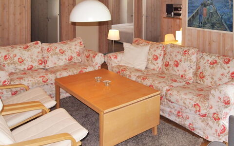 Sena - 250M from the Sea: Hout, Huis, Verblijf, Huis, Dak, Landelijk Gebied, Siding, Blokhut, Garden Gebouwen, Hardwood