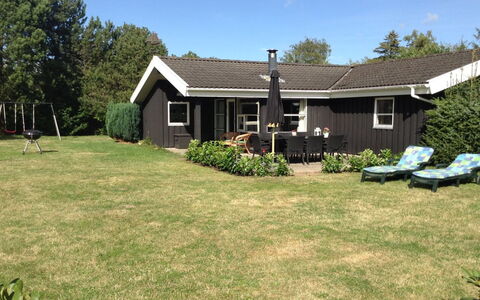 Sena - 250M from the Sea: Hout, Huis, Verblijf, Huis, Dak, Landelijk Gebied, Siding, Blokhut, Garden Gebouwen, Hardwood