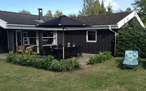 Sena - 250M from the Sea: Hout, Huis, Verblijf, Huis, Dak, Landelijk Gebied, Siding, Blokhut, Garden Gebouwen, Hardwood